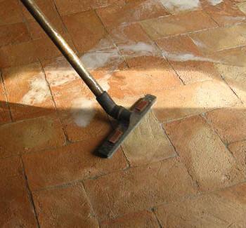 La pulizia della superfice aspirando le impurità